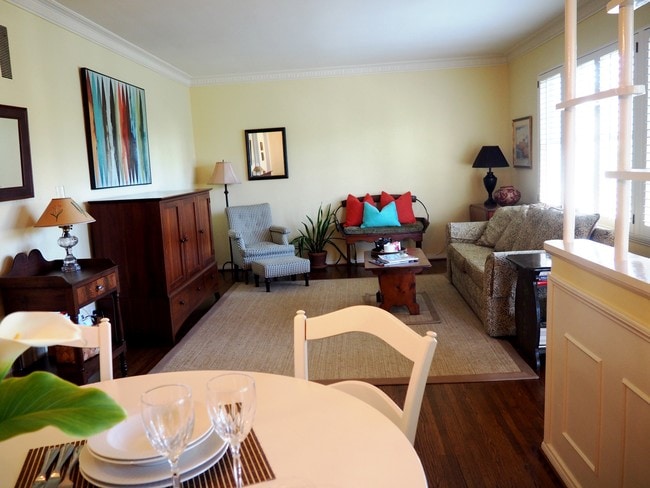 Large living room w/great morning sunlight - 817 6th St Unit E