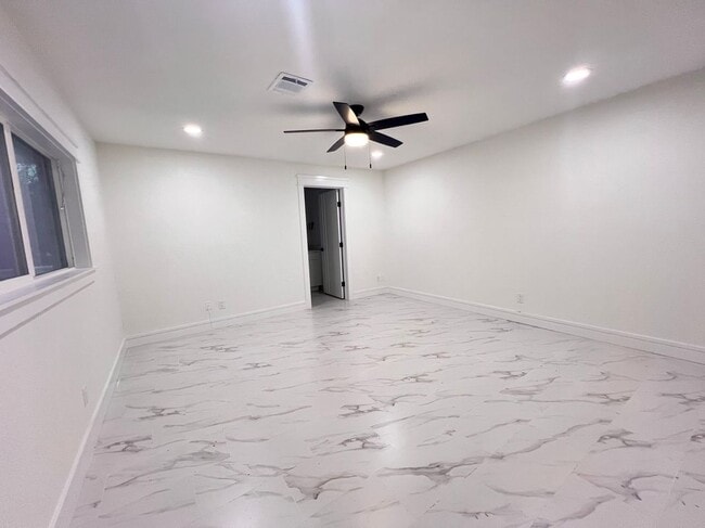 Photo - 20156 Russell Dr