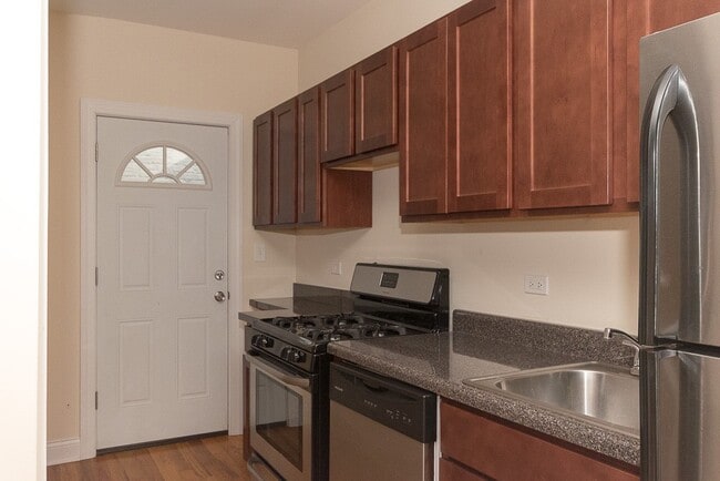 Photo - 905 W Cornelia Ave Unit J04P