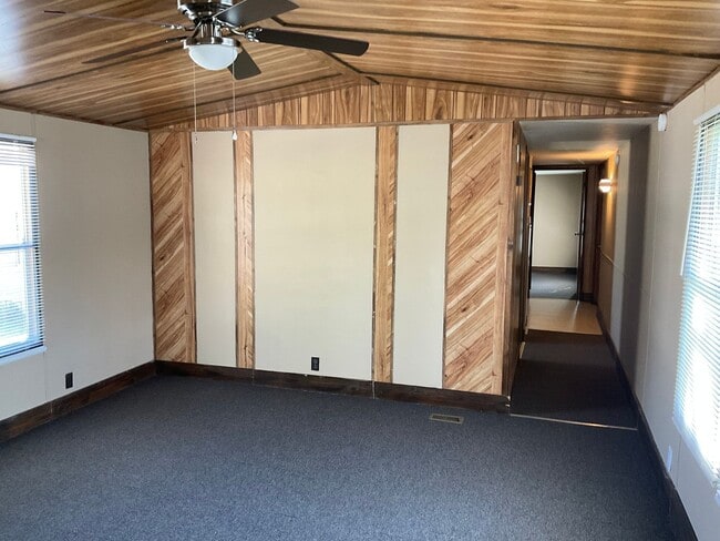 Photo - 2 Bedrooms, 1 Bath Mobile Home