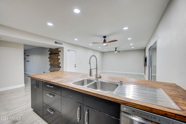 Photo - 2122 E Radcliffe Dr