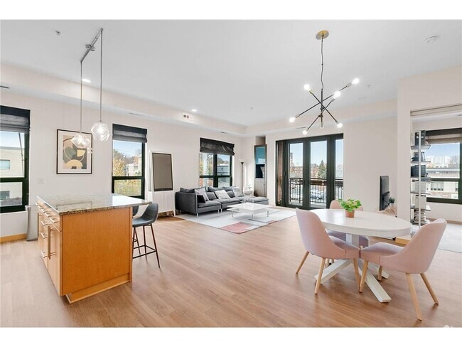 Building Photo - 9 W Franklin Ave Unit 201 Rental