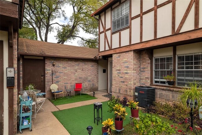 7406 Shadow Hill Dr