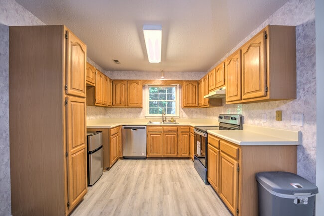 Spacious kitchen - 10 Southchase Dr