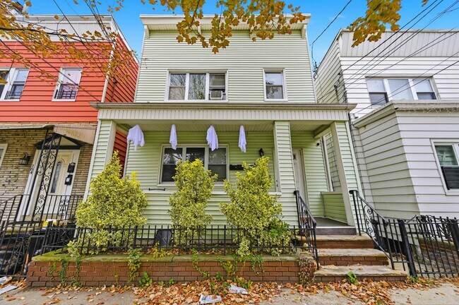 Photo - 182 Avenue F