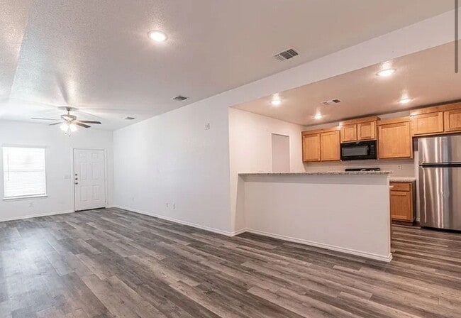 Photo - AVAILABLE NOW! - 2 WEEKS FREE (SECTION 8 A...