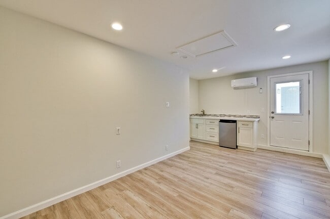 Building Photo - Amazing Studio Unit 1676 Blue Jay B