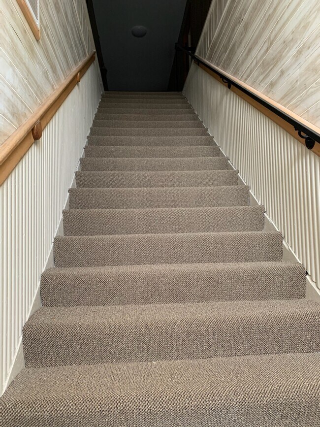 Escalera - 103 W Main St Unidad 103.5 West Main Street
