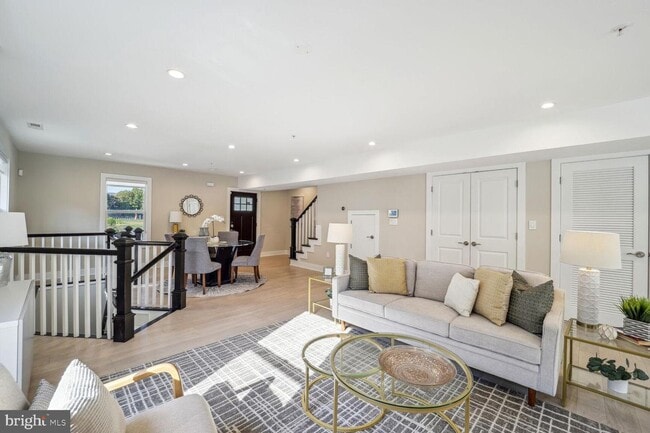 Photo - 901 Lawrence St NE