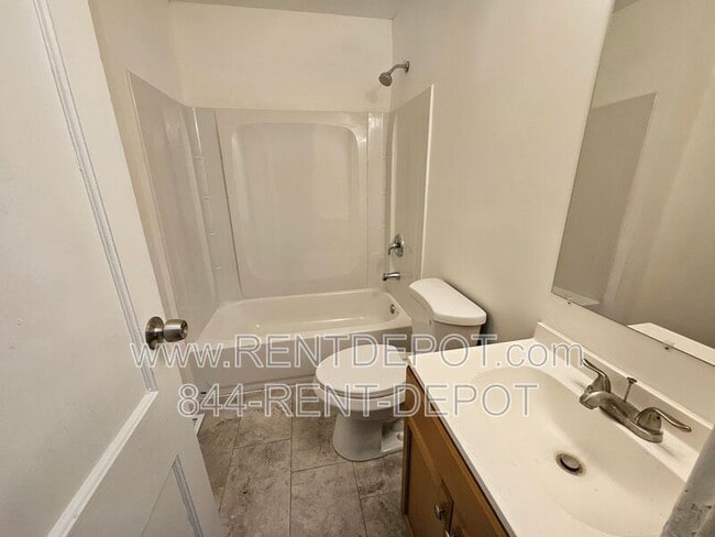 Photo - 1528 SE Riverside Dr