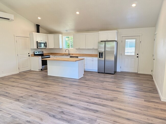 Photo - Updated 3-bedroom, 2 bath house in Eugene!