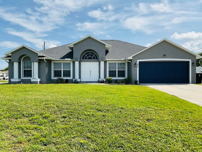 Building Photo - 854 SW Paar Dr