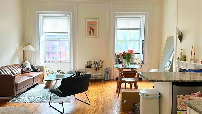 Building Photo - 105 Beacon St Unit 6