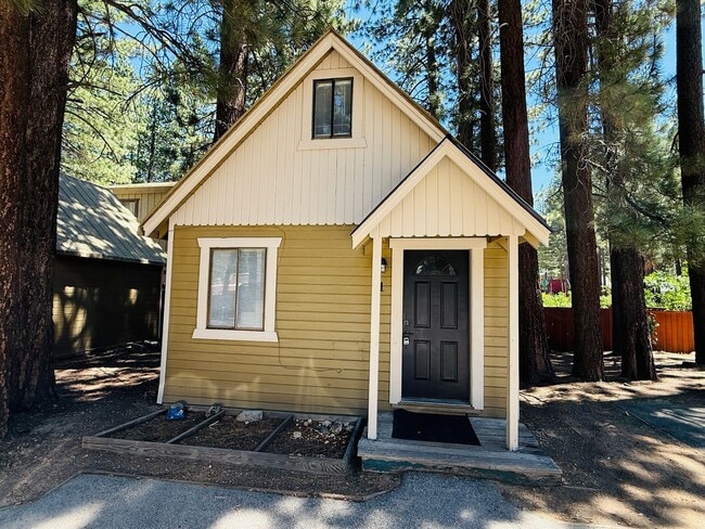 Building Photo - 1227 Sierra Blvd Unit 1