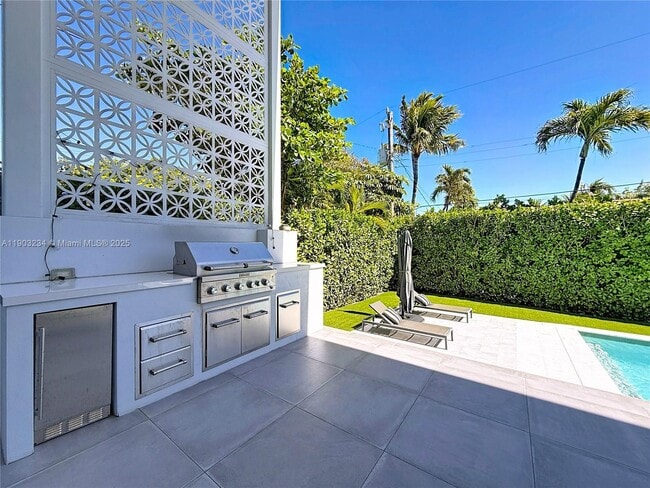 Photo - 561 Warren Ln