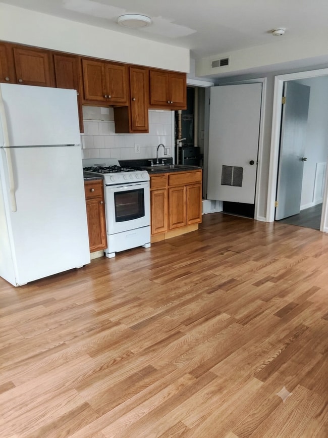 Photo - 514 W Queen Ln Unit 3