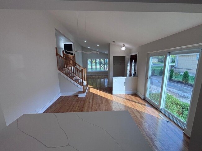 Photo - 532 Warren Rd