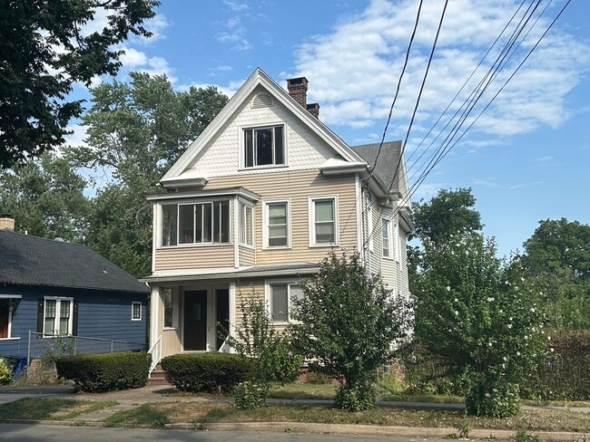 Building Photo - 9 N Elm St Unit 3rd Rental