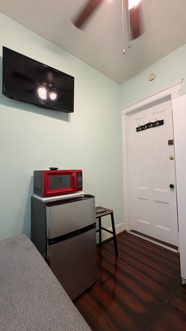 Building Photo - 2308 Kerrigan Ave Unit Room Rental