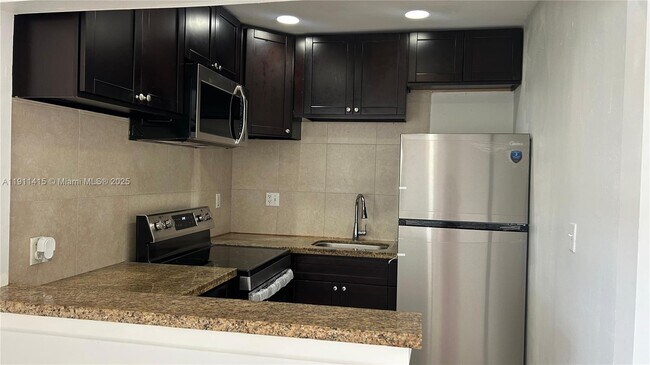 Building Photo - 2121 NE 168th St Unit 08