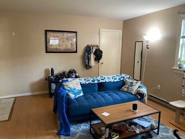 Living room - 3004 Douglasdale Rd Unit 1