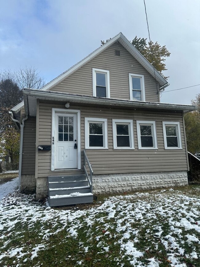 Building Photo - 4 Bed / 2 Bath Sunroom, Updated Kitchen & Spacious Layout!