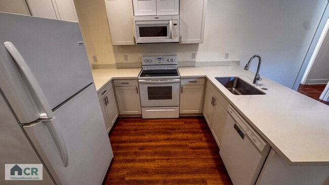 Photo - 5bd/2ba Near Campus and Broadway!