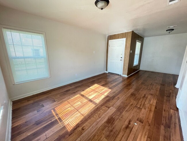 1611 Alamo Ave