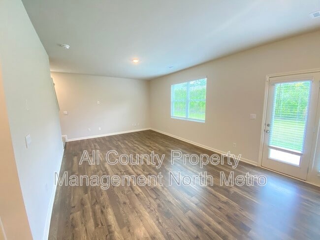 Photo - 102 Oaktree St
