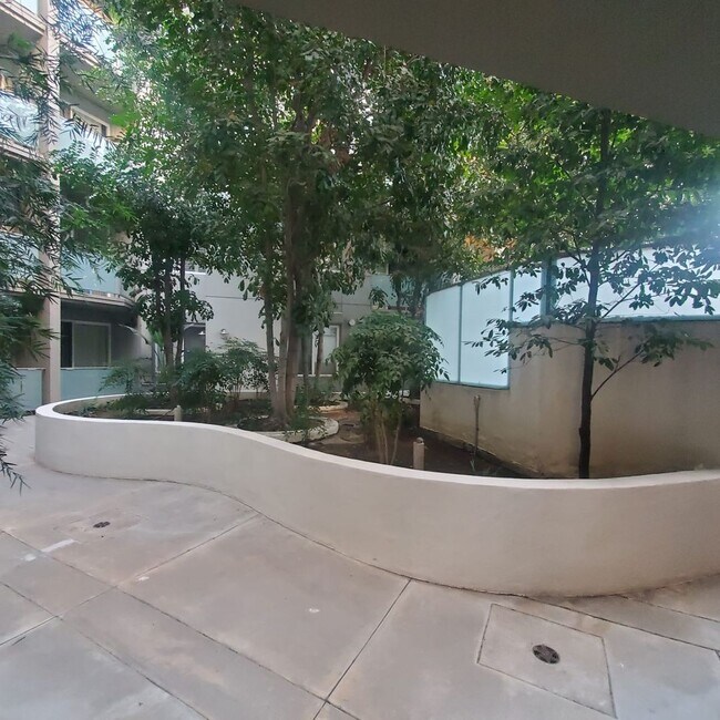160 S Hudson Ave Unit 110