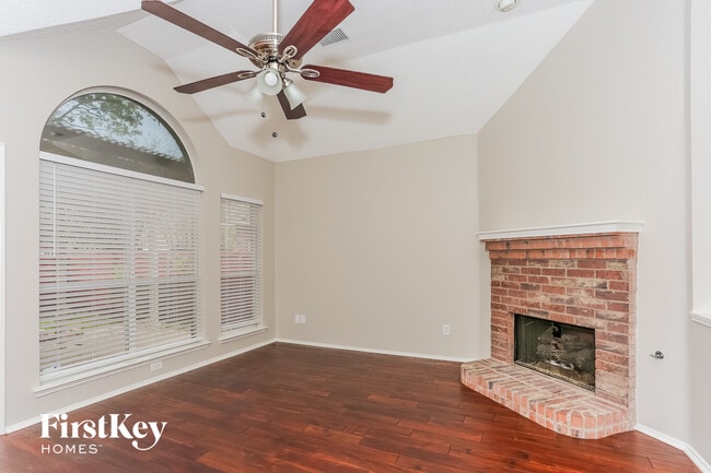 Photo - 2136 Mahogany St