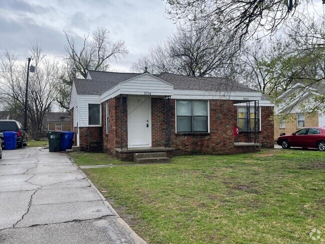 Building Photo - 1 Bed 1 Bath Duplex For Lease August 3! Rental
