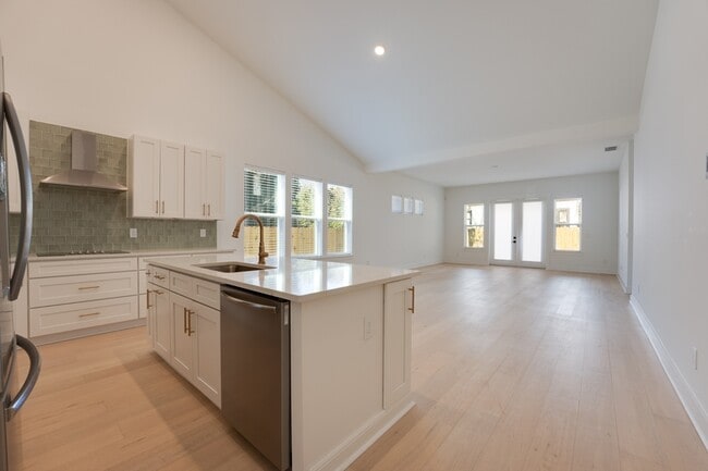 Photo - 451 E 7th St