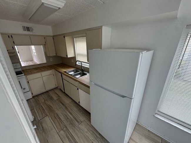 Photo - 6507 Dumont Ave