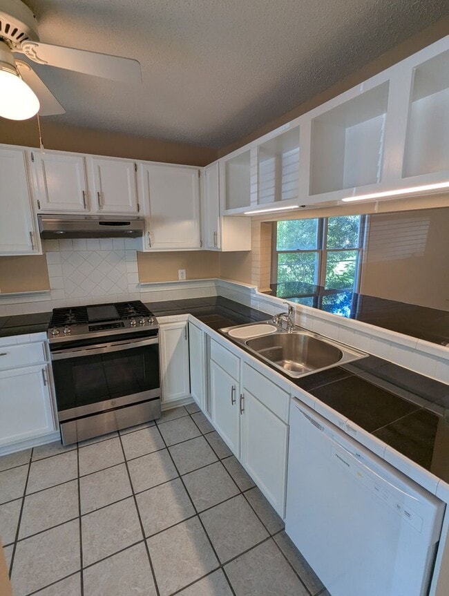 Photo - Beautiful townhouse with lakeside views, convenient to Chapel Hill and Durham!