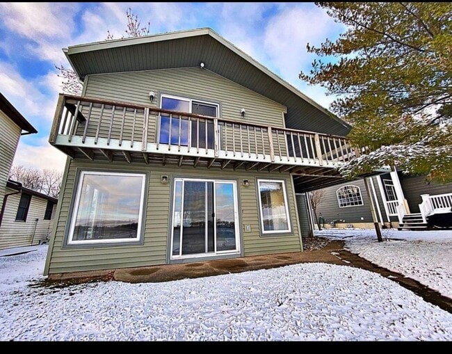 Building Photo - Lake House