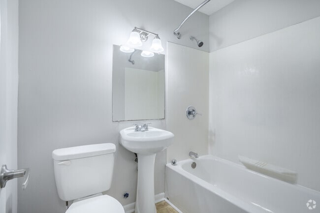 1BR, 1BA - 480SF - Bathroom