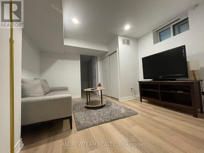 Photo - 382 Lynett Crescent