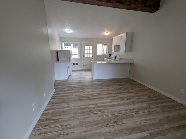 Great room gets lots of light - 5442 -5448 SE Franklin St Unit 5446
