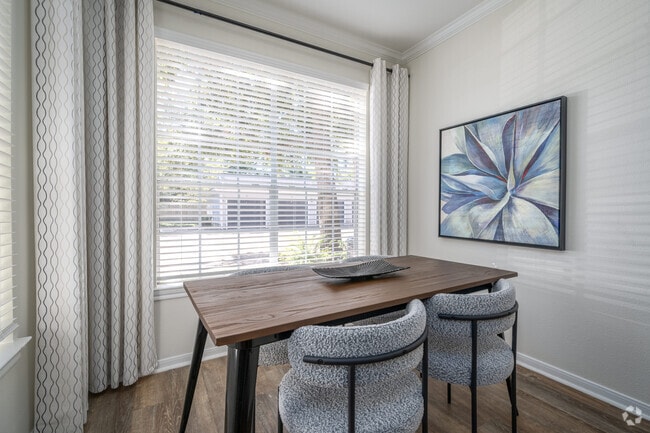 2BR, 2BA - 981SF - Dining