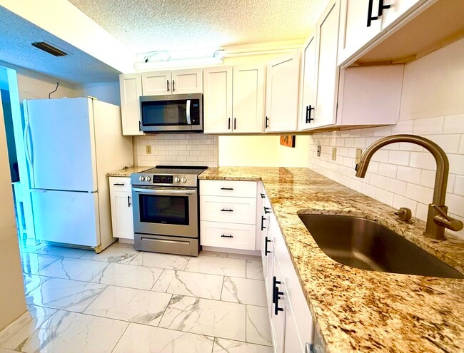 Building Photo - 1200 SE Parkview Pl Unit F1