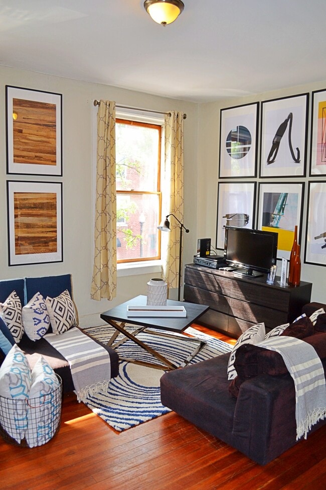 Photo - 437 Hanover St