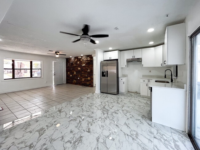 Photo - 325 NW Rebecca Ave