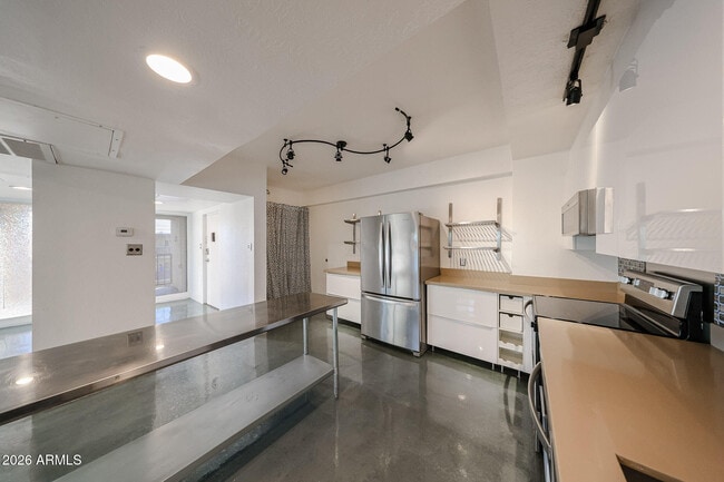 Building Photo - 353 E Thomas Rd Unit C501