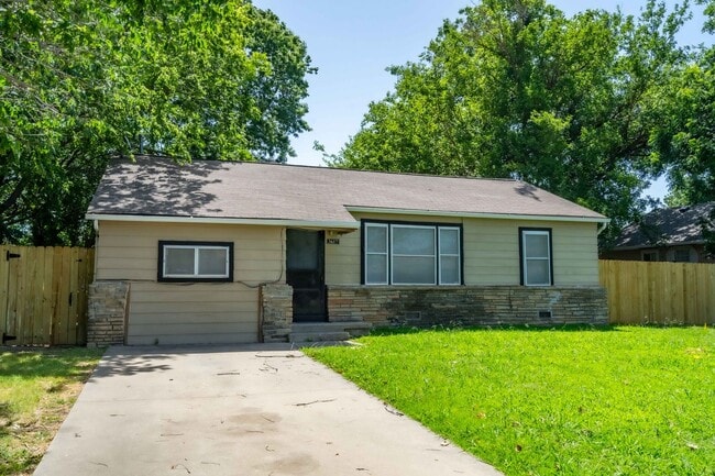 Photo - 3 Bed | 1 Bath in Midtown!