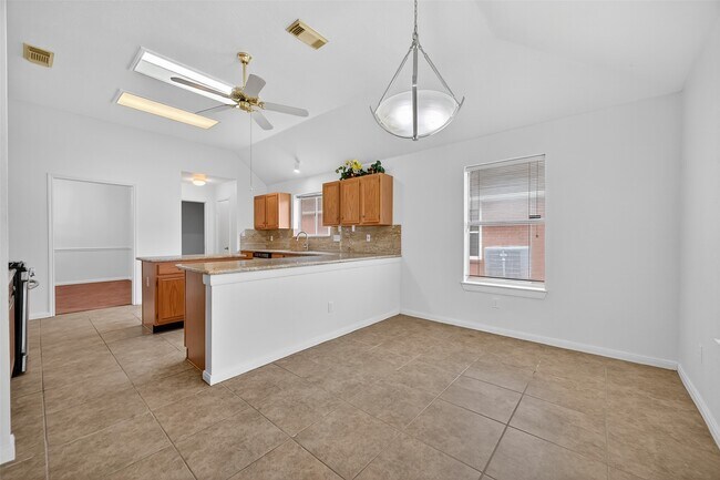 Photo - 914 W Peach Hollow Cir