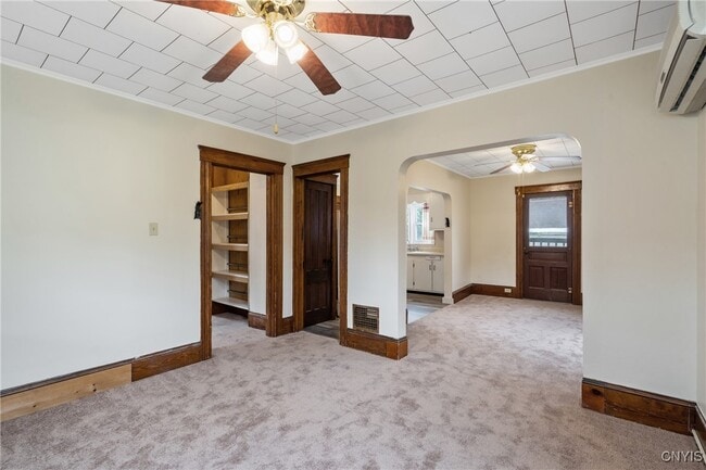 Photo - 115 W 1st St S