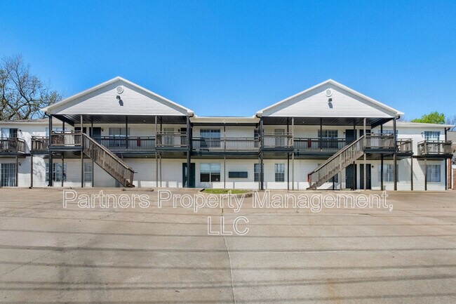 Building Photo - 825 N Leverett Ave