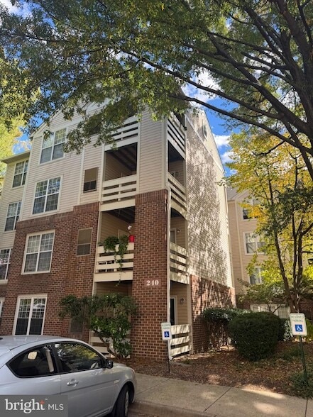 Building Photo - 240 S Reynolds St Unit 304