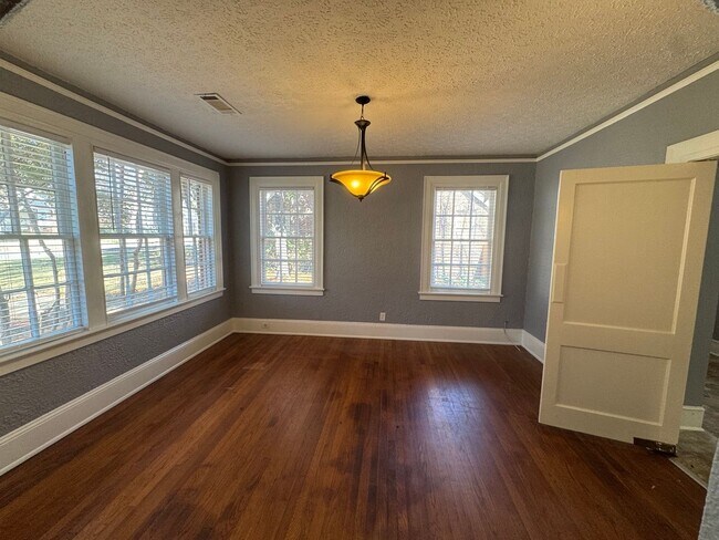 Photo - Lovely Cloverdale Idlewild Home